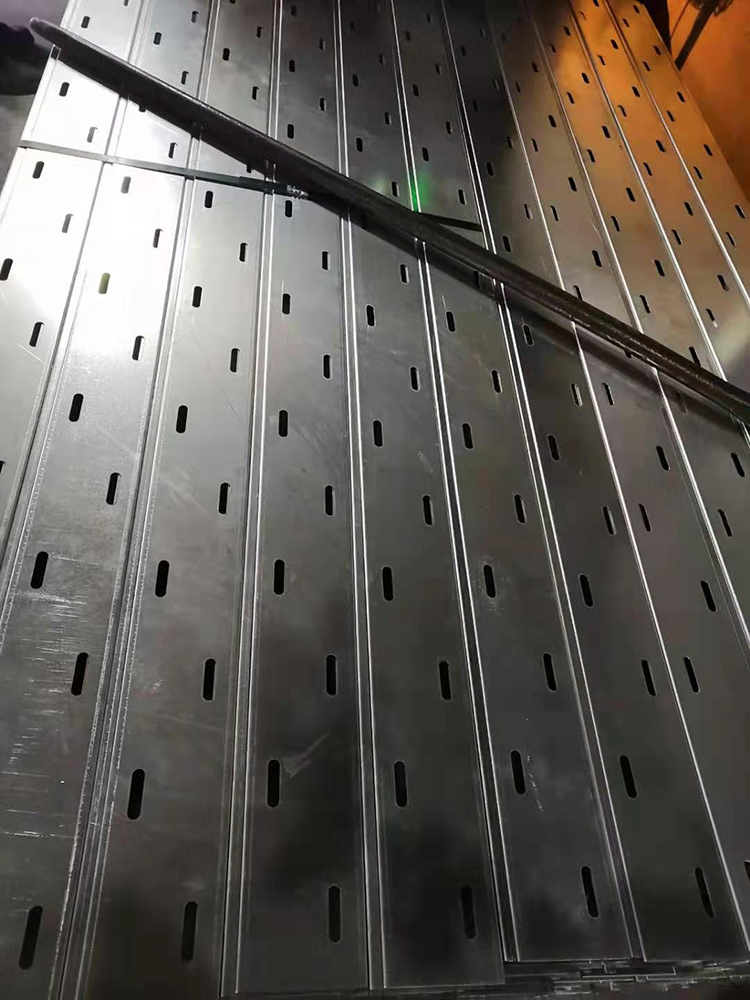 托盤式橋架重量影響因素分析